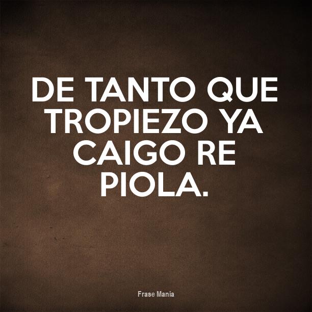 Cartel para De tanto que tropiezo ya caigo re piola.
